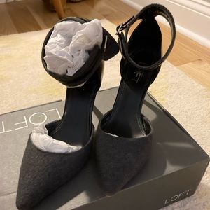 Lift ankle strap shoes in grey and black size:6